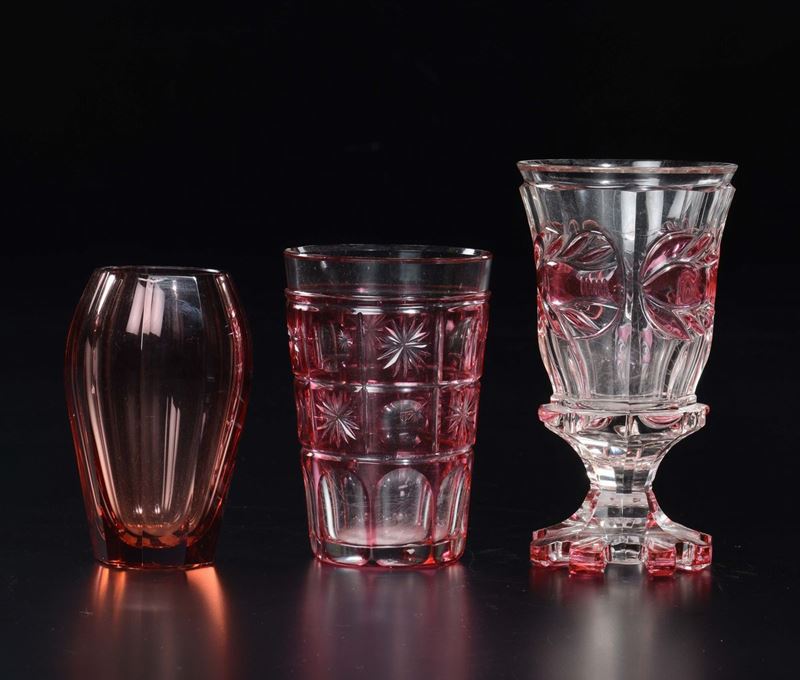 Coppia di bicchieri a calice in vetro molato e tre bicchieri in cristallo,  - Auction Furnishings from the mansions of the Ercole Marelli heirs and other property - Cambi Casa d'Aste