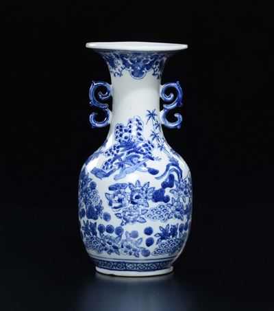 Vaso Biansato in Porcellana Bianca e Blu a Decoro Naturalistico, Cina, XX Secolo