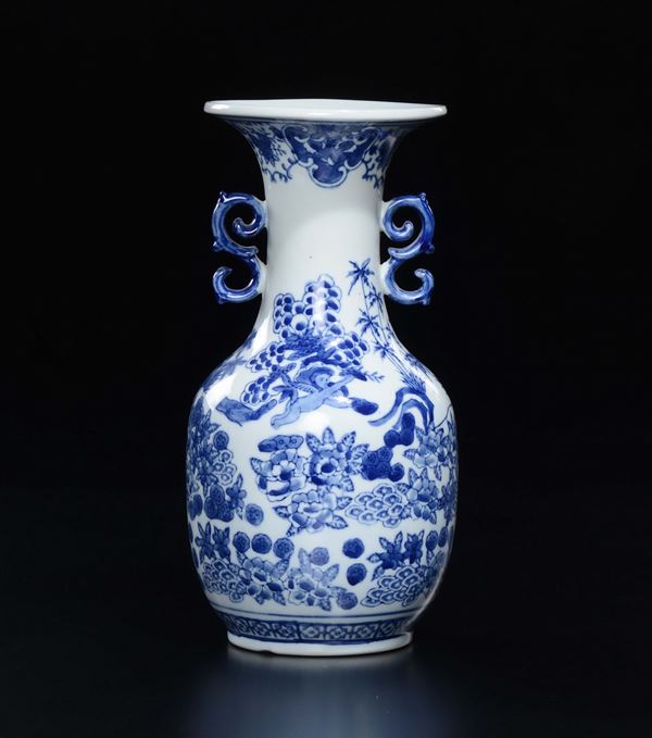 Vaso biansato in porcellana bianca e blu a decoro naturalistico, Cina, XX secolo