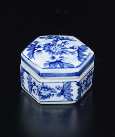 Scatolina Esagonale in Porcellana Bianca e Blu a Decoro Naturalistico, Cina, XX Secolo