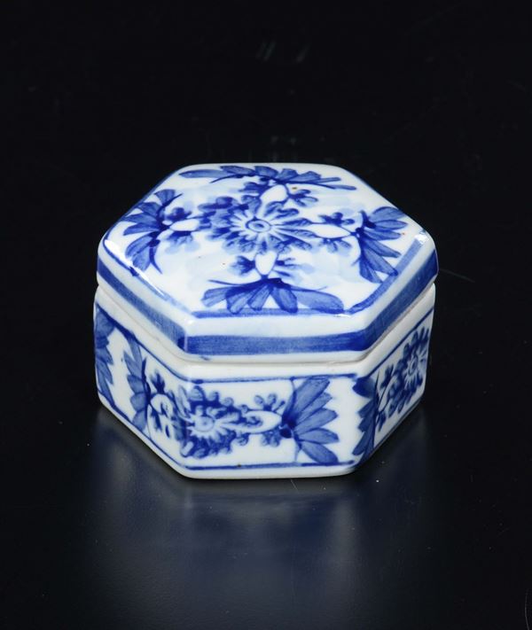 Scatolina esagonale in porcellana bianca e blu a decoro naturalistico, Cina, XX secolo