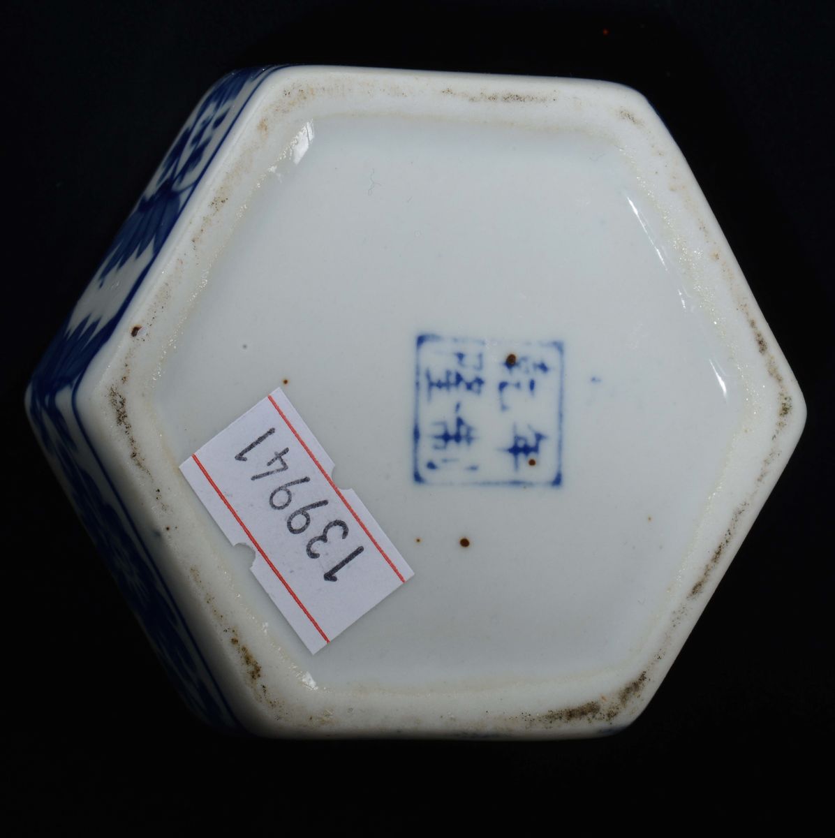 Scatolina Esagonale in Porcellana Bianca e Blu a Decoro Naturalistico, Cina, XX Secolo