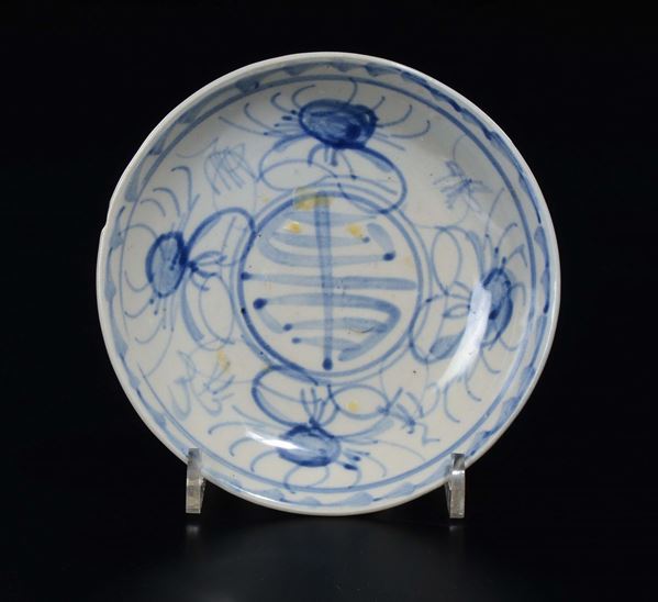 Piattino in porcellana bianca e blu a decoro stilizzato, Cina, XX secolo