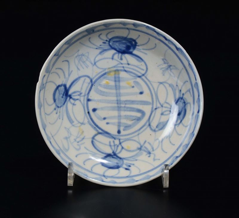 Piattino in porcellana bianca e blu a decoro stilizzato, Cina, XX secolo  - Asta Chinese Works of Art - Cambi Casa d'Aste