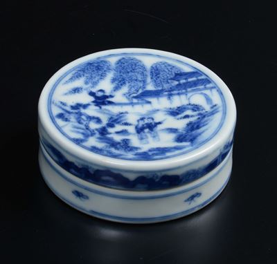 Scatolina Circolare in Porcellana Bianca e Blu con Guanyin Entro Paesaggio, Cina, Dinastia Qing, ...