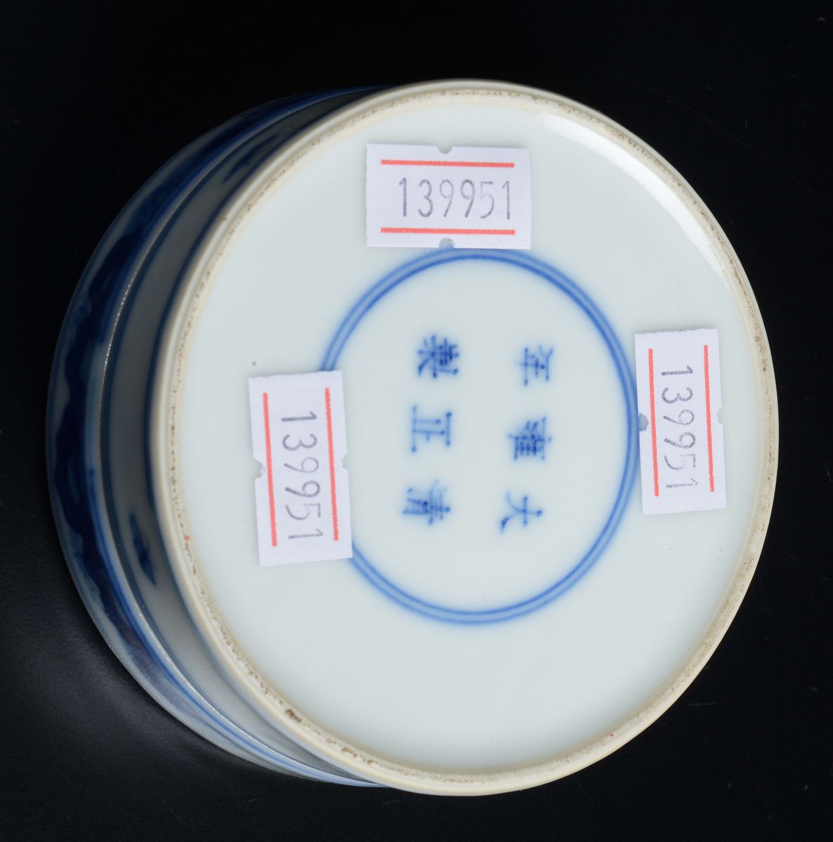 Scatolina Circolare in Porcellana Bianca e Blu con Guanyin Entro Paesaggio, Cina, Dinastia Qing, ...