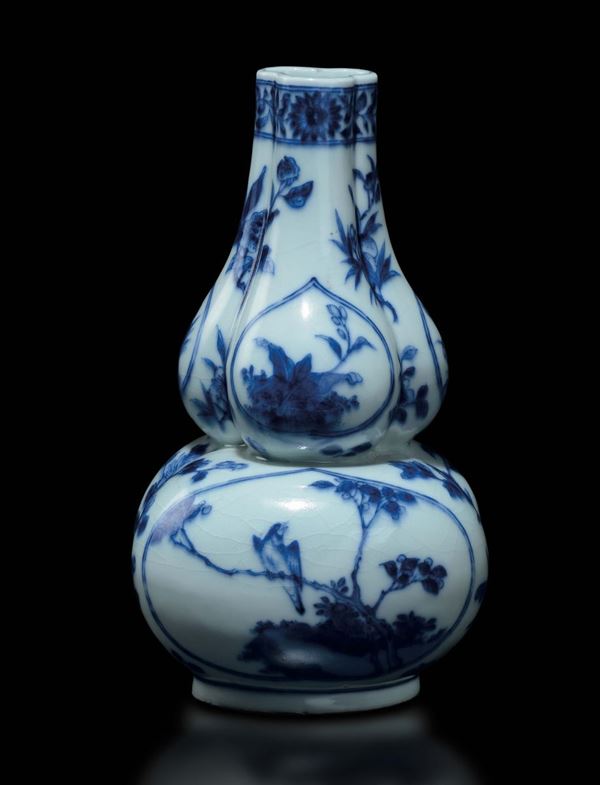 Raro vaso in porcellana bianca e blu con decoro floreale, Cina, Dinastia Qing, probabilmente marca e del periodo Qianlong (1736-1795)