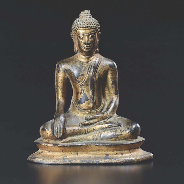 Figura di Buddha seduto in bronzo dorato, Thailandia, XVII secolo