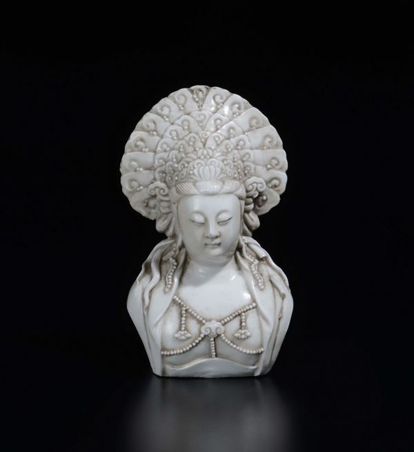 Busto di divinità in porcellana Blanc de Chine, Cina, XX secolo