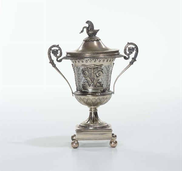 Coppa biansata in argento sbalzato e traforato, XIX-XX secolo