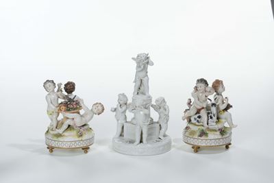 Tre Gruppi in Porcellana con Puttini, XX Secolo