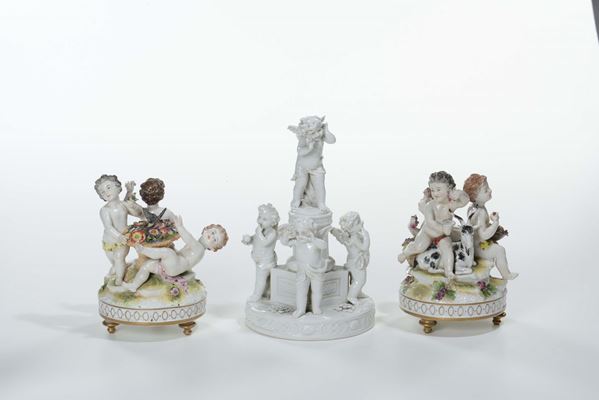 Tre gruppi in porcellana con puttini, XX secolo