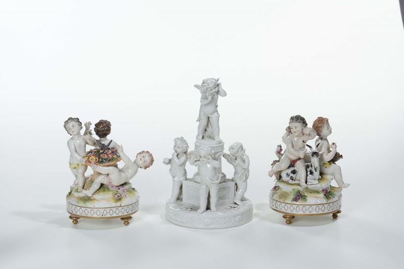 Tre gruppi in porcellana con puttini, XX secolo  - Auction Furnishings from the mansions of the Ercole Marelli heirs and other property - Cambi Casa d'Aste
