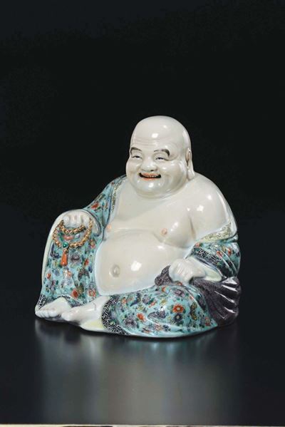 Budai Seduto in Porcellana a Smalti Policromi con Collana da Preghiera, Cina, XX Secolo