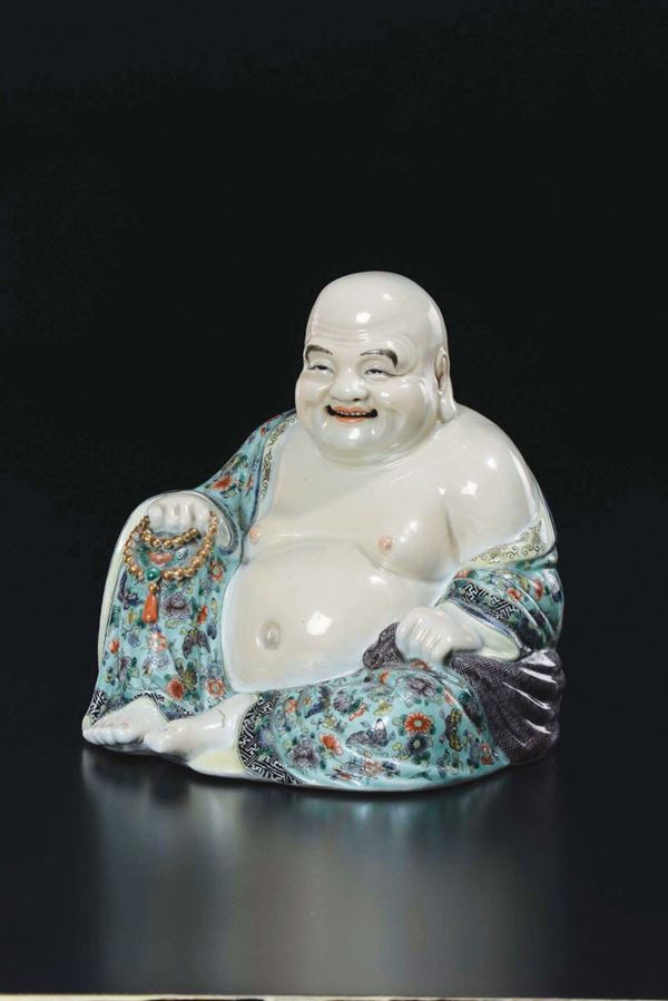 Budai seduto in porcellana a smalti policromi con collana da preghiera, Cina, XX secolo