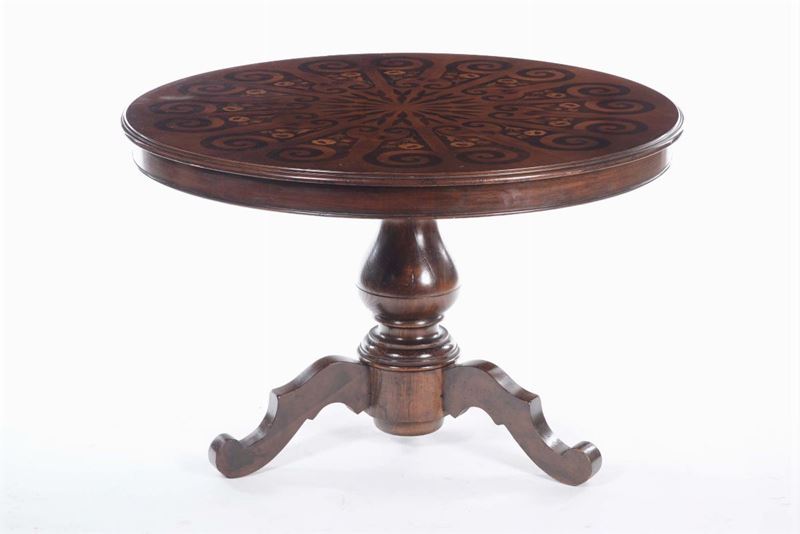 Tavolo circolare con piano intarsiato, XIX-XX secolo  - Asta Arredi dalle dimore degli eredi Ercole Marelli e altre provenienze - Cambi Casa d'Aste
