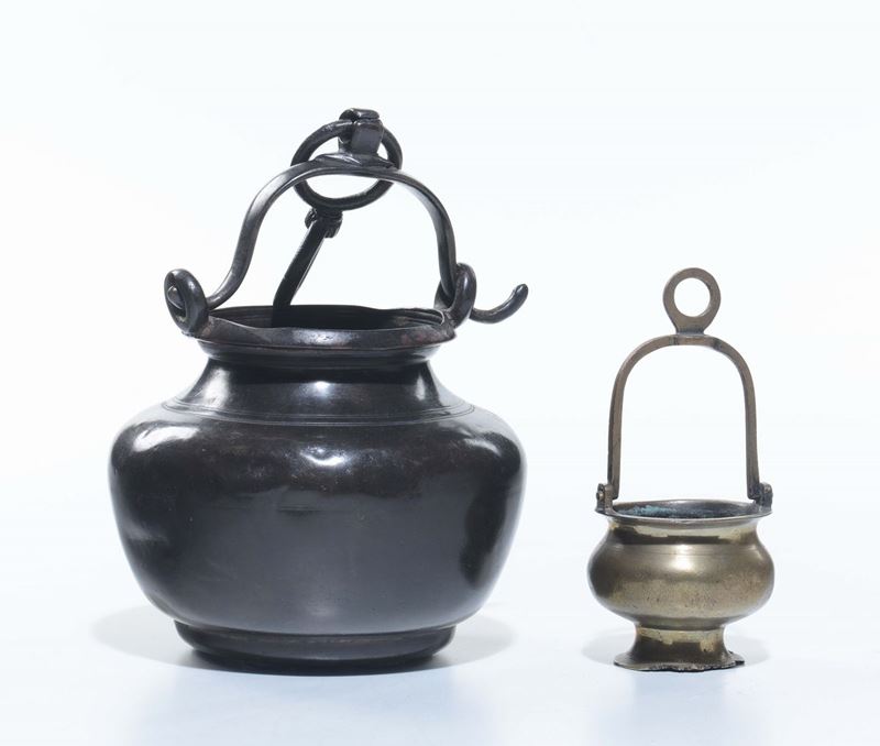 Due candelabri in bronzo  - Asta Arredi dalle dimore degli eredi Ercole Marelli e altre provenienze - Cambi Casa d'Aste