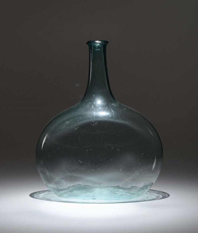 Bottiglia in vetro ovoidale  - Asta Arredi dalle dimore degli eredi Ercole Marelli e altre provenienze - Cambi Casa d'Aste