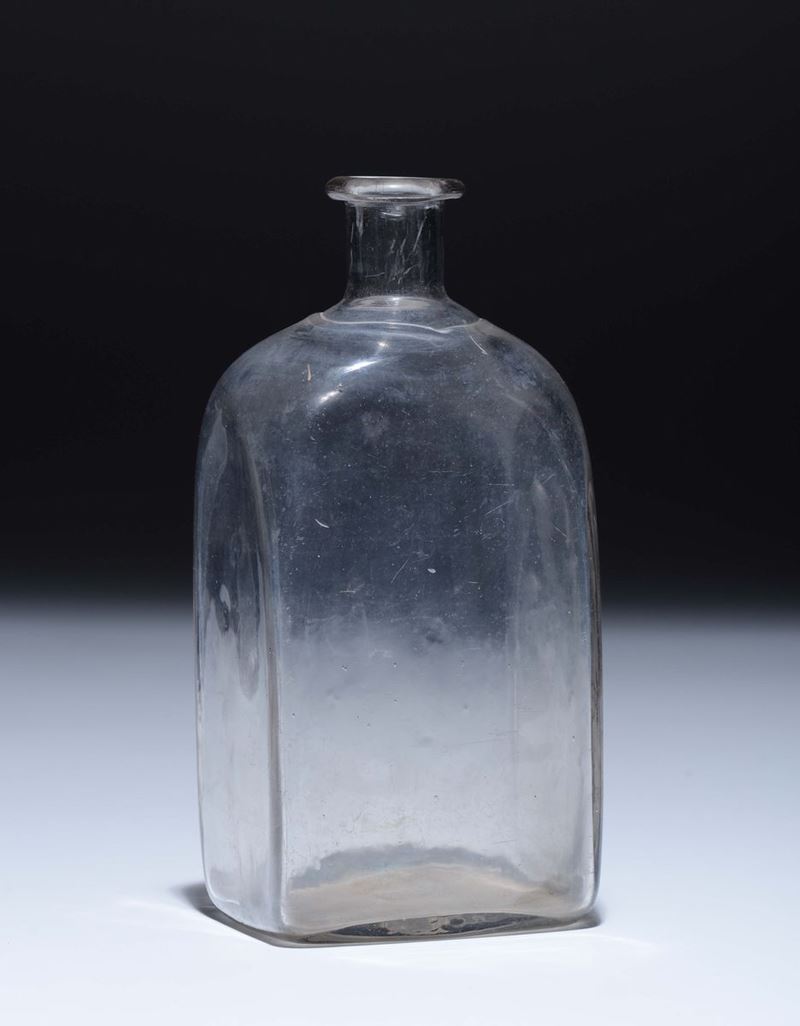 Bottiglia quadrangolare in vetro, XIX secolo  - Asta Arredi dalle dimore degli eredi Ercole Marelli e altre provenienze - Cambi Casa d'Aste