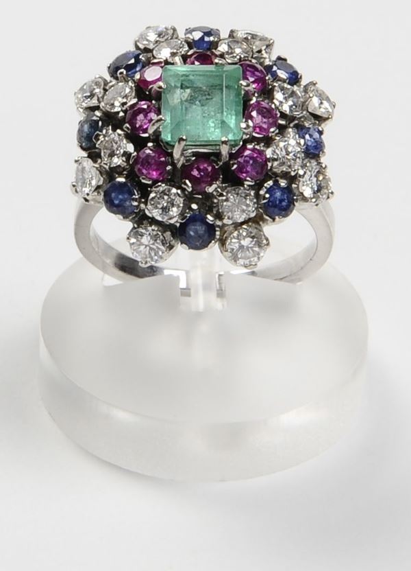 Anello con smeraldo centrale e diamanti, zaffiri e rubini a contorno