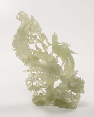 Scultura in Giada Verde Raffigurante Due Fenici tra Rose a Rilievo, Cina