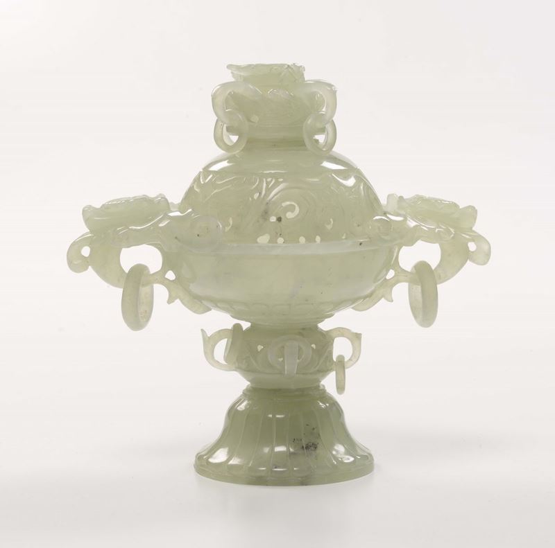 Incensiere tripode in giada verde con coperchio, Cina  - Auction Furnishings from the mansions of the Ercole Marelli heirs and other property - Cambi Casa d'Aste