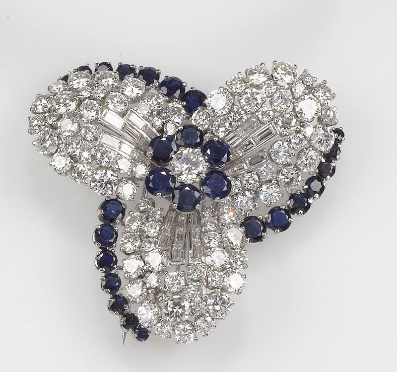 A diamond and sapphire brooch. Mounted in platinum  - Auction Fine Jewels - Cambi Casa d'Aste