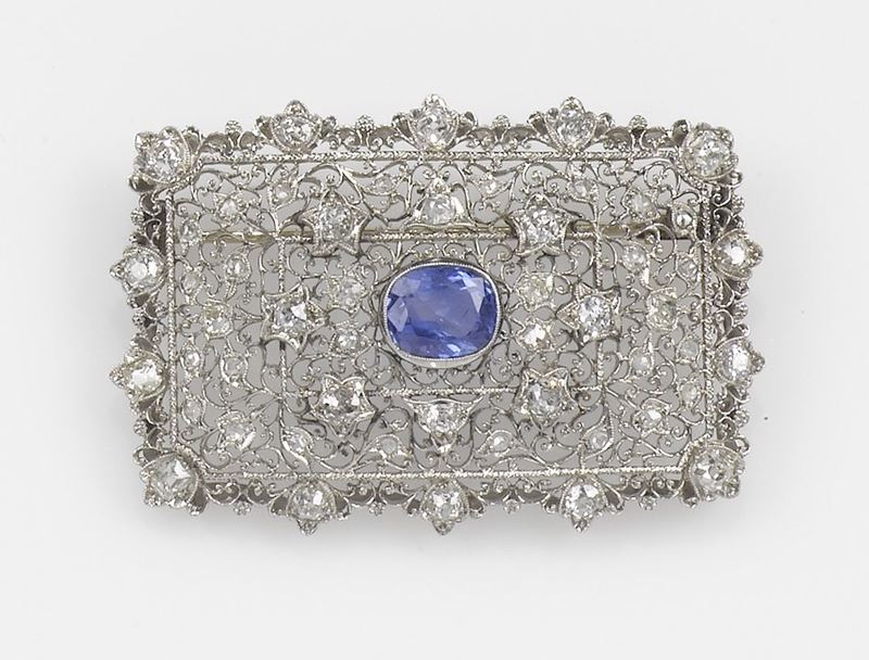 Spilla con zaffiro Sri Lanka di ct 3,40 circa e diamanti  - Asta Fine Jewels - Cambi Casa d'Aste
