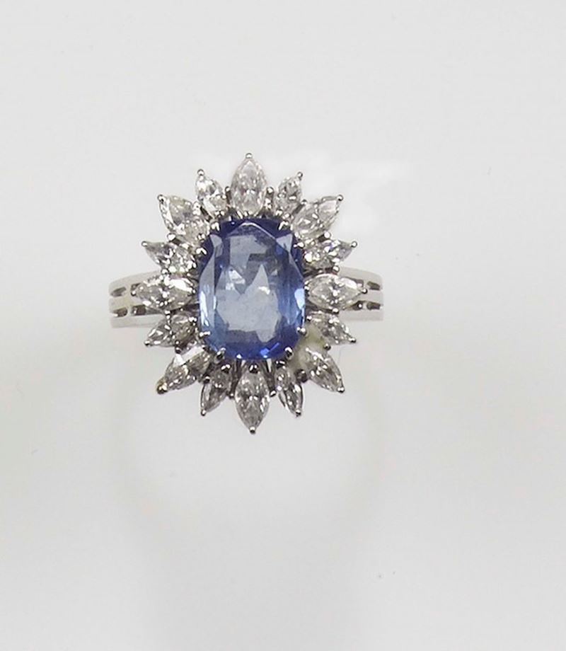 A sapphire and diamond ring. The Sri Lankan sapphire weighing approx. 3,10 carats is set with diamonds and mounted in white gold 750/1000  - Auction Fine Jewels - Cambi Casa d'Aste