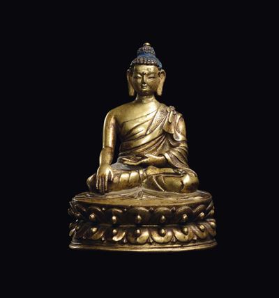 Figura di Buddha Sakyamuni in Bronzo Dorato Seduto su Doppio Fiore di Loto, Cina, Dinastia Qing, ...