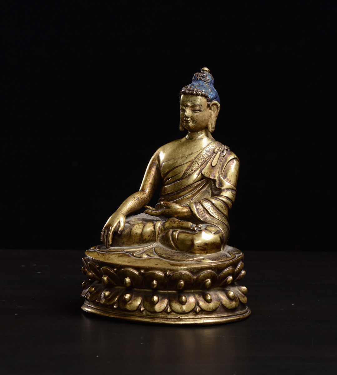 Figura di Buddha Sakyamuni in Bronzo Dorato Seduto su Doppio Fiore di Loto, Cina, Dinastia Qing, ...