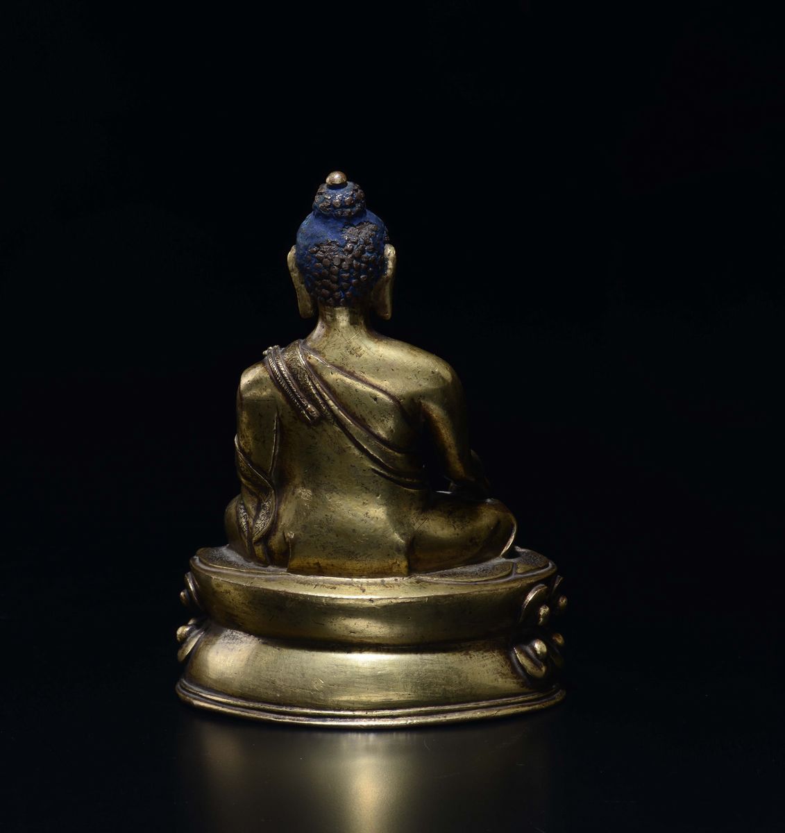 Figura di Buddha Sakyamuni in Bronzo Dorato Seduto su Doppio Fiore di Loto, Cina, Dinastia Qing, ...