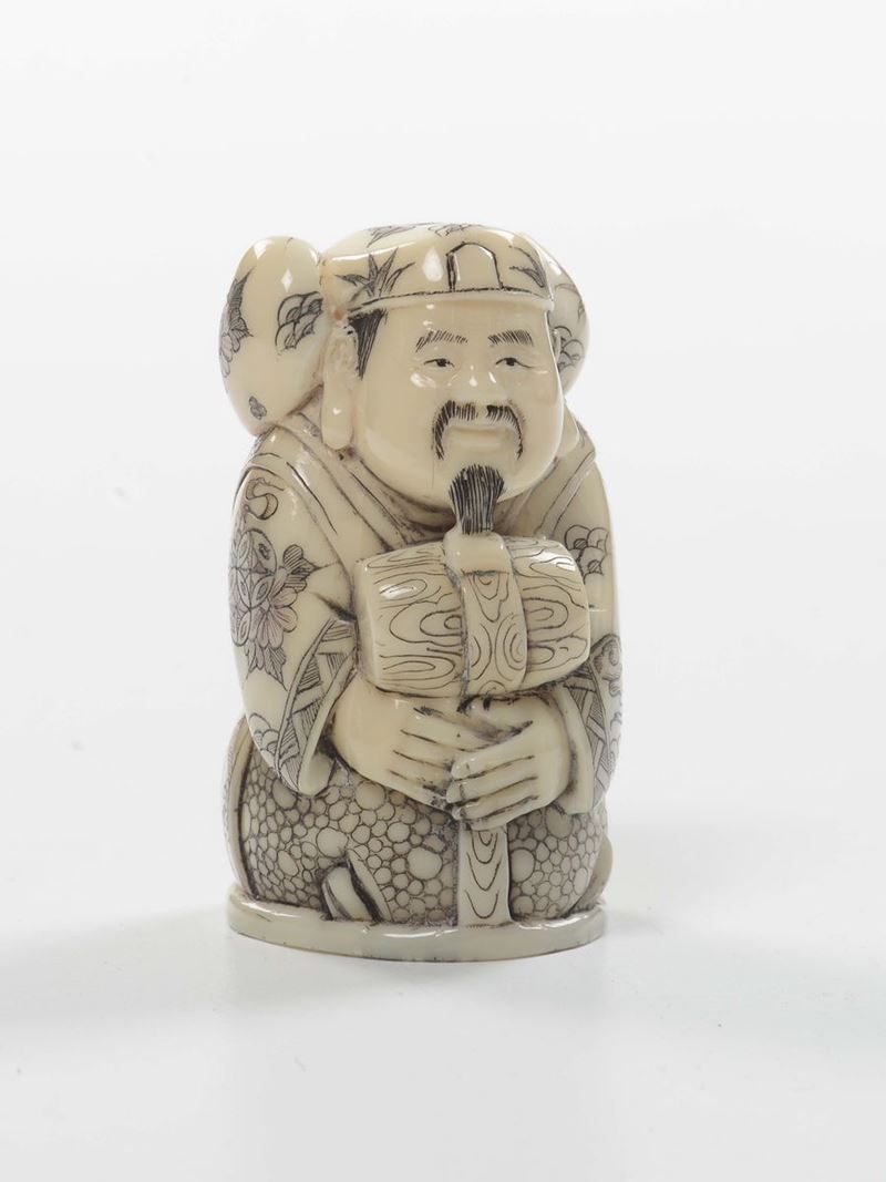 Piccolo netsuke in avorio raffigurante contadino con botte, Giappone, fine XIX secolo  - Auction Furnishings from the mansions of the Ercole Marelli heirs and other property - Cambi Casa d'Aste