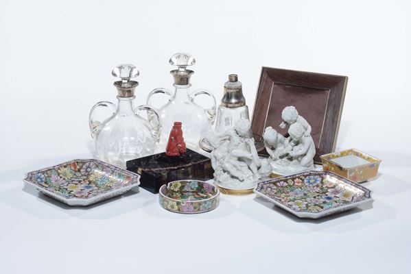 Lotto composto da oggetti vari in vetro e porcellana