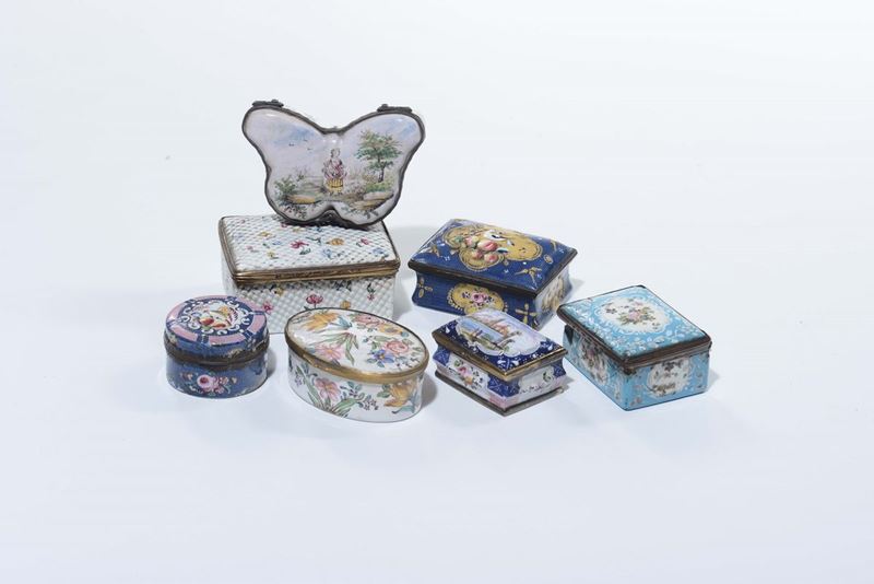 Lotto di sette scatole in smalto e porcellana  - Asta Arredi dalle dimore degli eredi Ercole Marelli e altre provenienze - Cambi Casa d'Aste