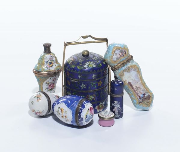 Lotto di otto oggetti in smalto