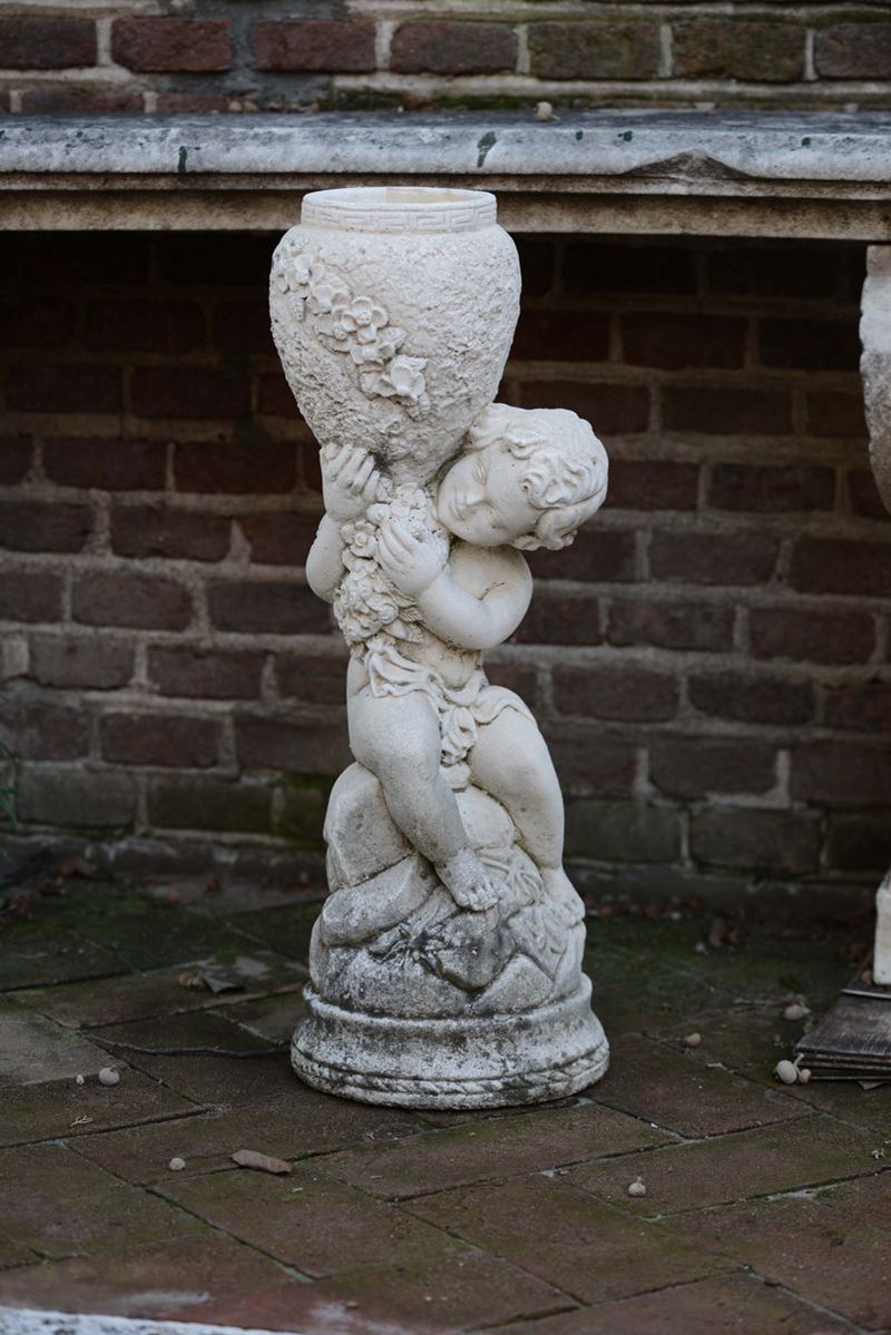 Putto in pietra con vaso, XX secolo  - Asta Arredi dalle dimore degli eredi Ercole Marelli e altre provenienze - Cambi Casa d'Aste