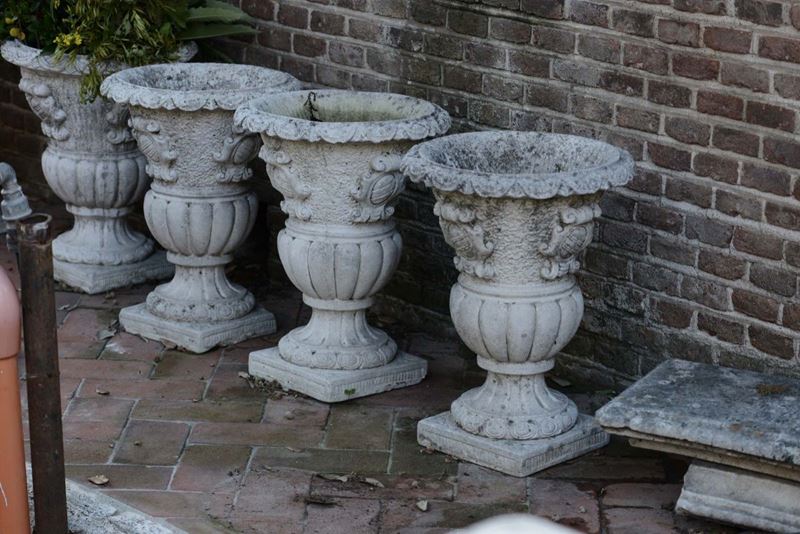 Lotto di tre vasi in cemento, XX secolo  - Auction Asta a Tempo Antiquariato - Cambi Casa d'Aste