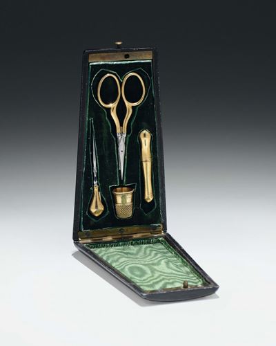 Etui con Custodia in Legno e Decori a Lacca Raffiguranti Scene di Genere, Utensili in Oro e Metal...