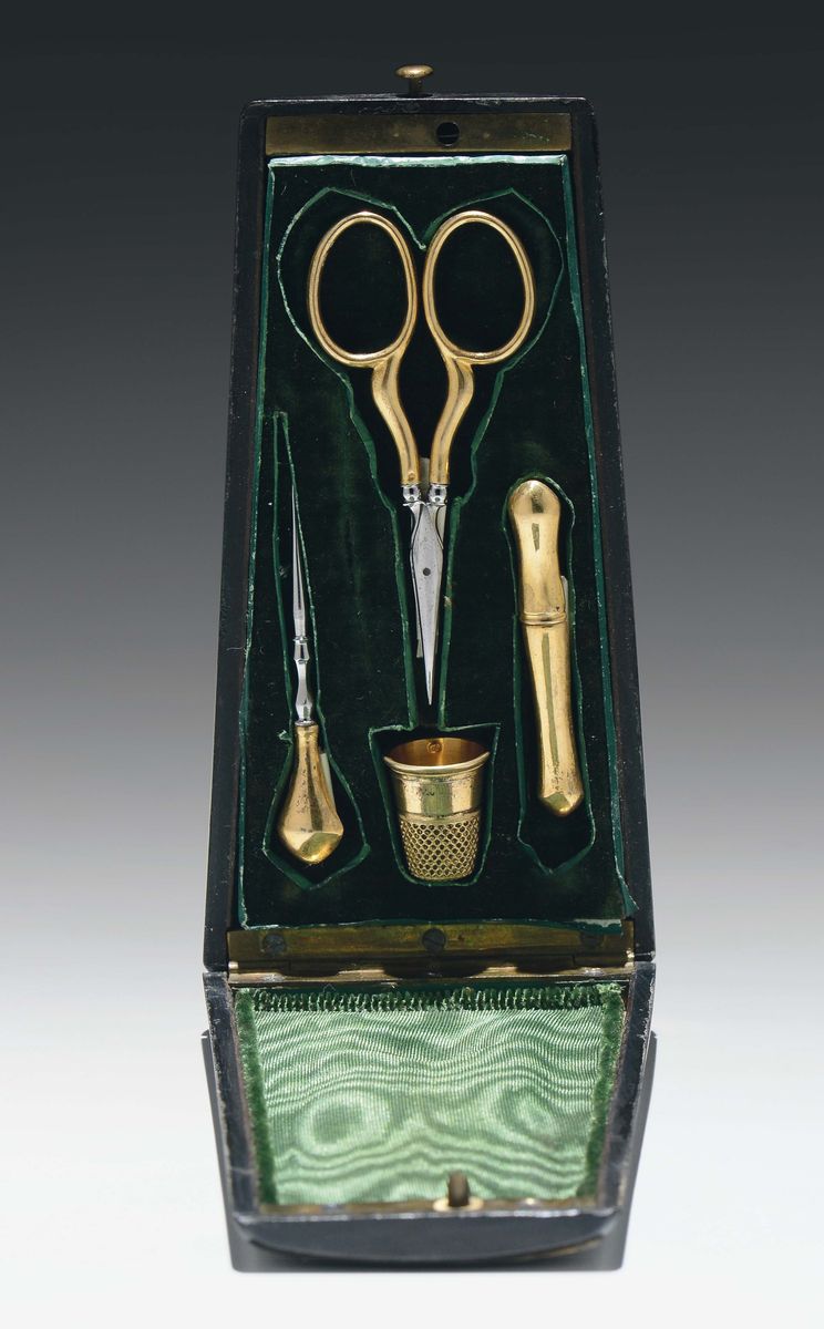 Etui con Custodia in Legno e Decori a Lacca Raffiguranti Scene di Genere, Utensili in Oro e Metal...