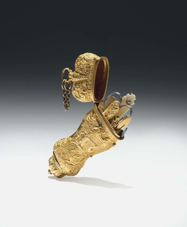Etui con custodia in sagomata in rame sbalzato e dorato con raffigurazione di musici, utensili in metallo dorato e avorio, XVIII secolo