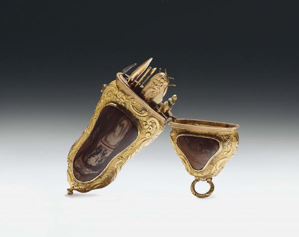 Etui sagomata in rame sbalzato e dorato con riserve contenenti elementi in agata, utensili in metallo dorato, XVIII secolo