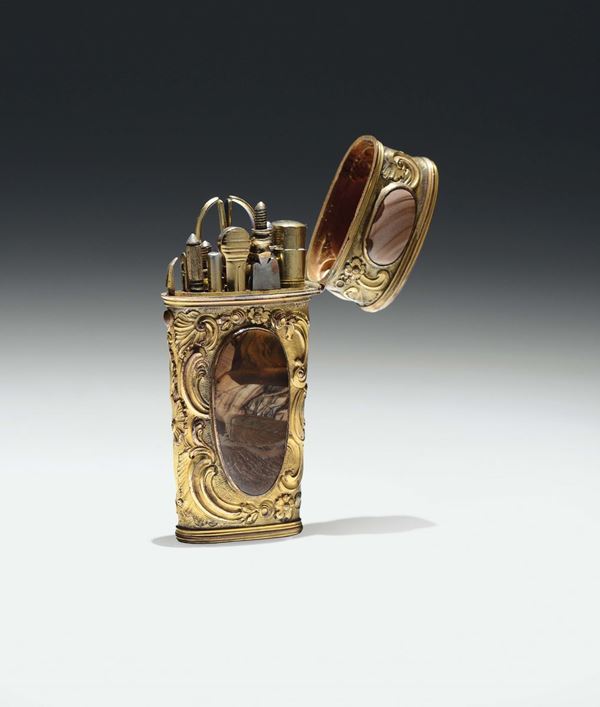 Etui in rame dorato e sbalzato con motivi a volute e riserve ovali contenenti placche in agata, utensili in metallo dorato, XVIII secolo