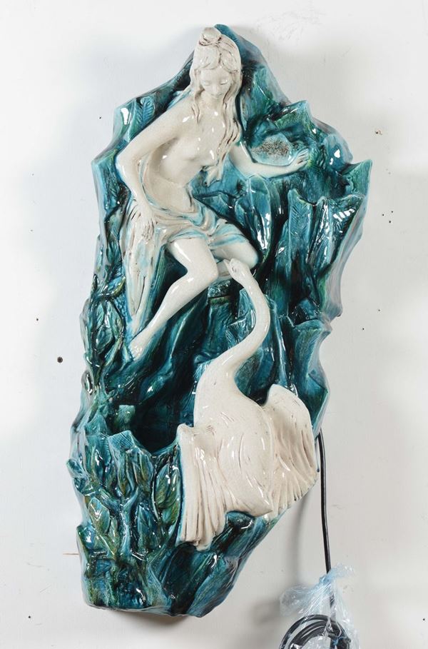 Fontana da muro in ceramica raffigurante Leda e il cigno