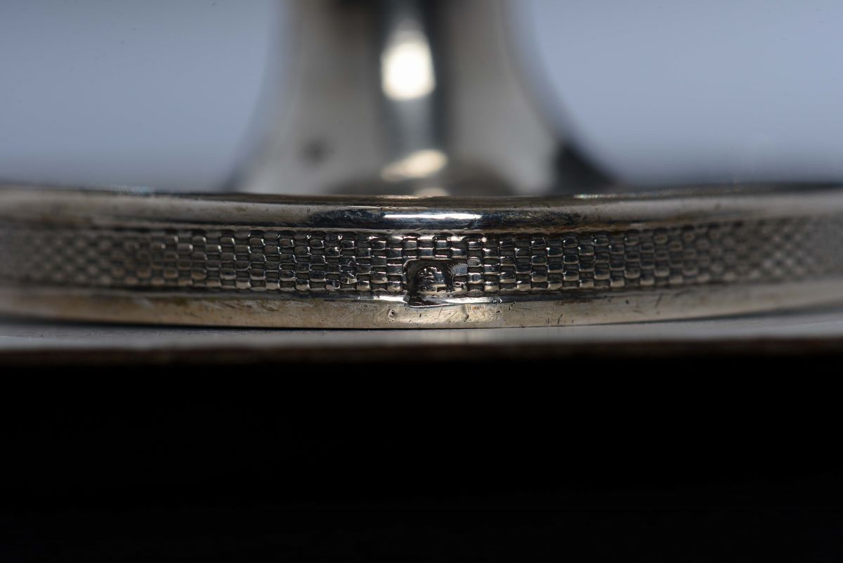 Stoppiniera in Argento Sbalzato Fuso e Cesellato. Corpo a Vaso e Presa con Motivo Zoomorfo. Firen...