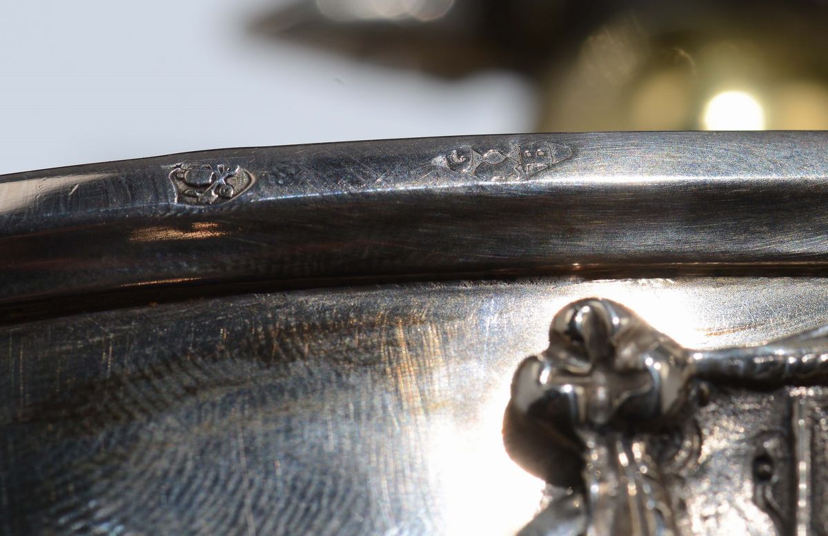 Coppia di Saliere Doppie in Argento Fuso, Sbalzato, Cesellato e Dorato. Maestro Argentiere Giovac...