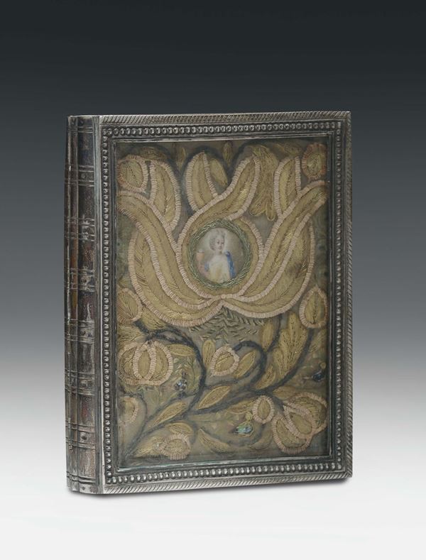 Scatola portabreviario in argento sbalzato a forma di libro. Venezia XVIII secolo