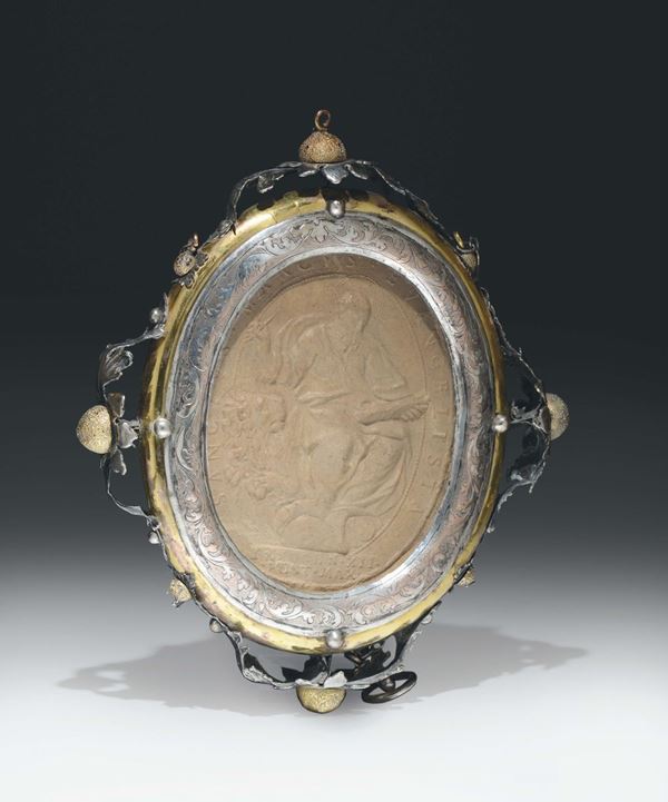 Cornice ovale in argento o rame argentato dorato e inciso. Italia XVIII secolo