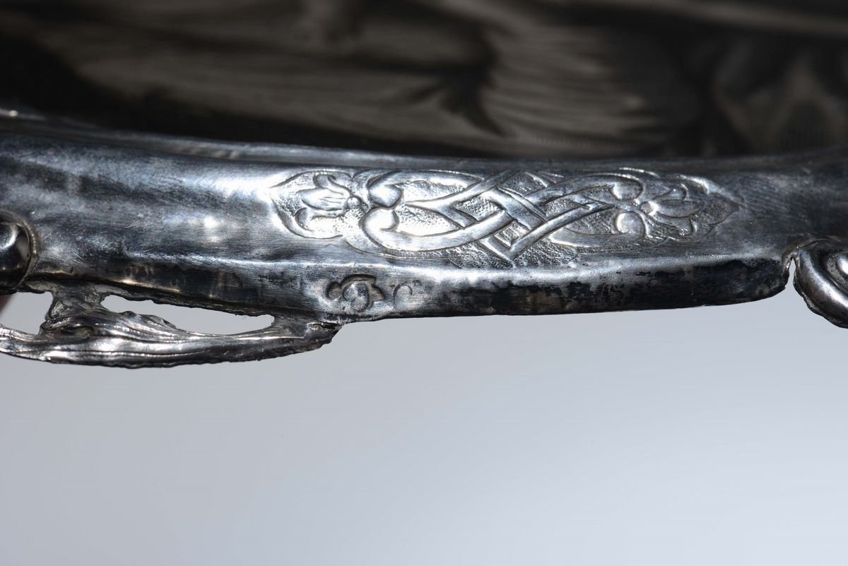 Cornice Ovale Contenente Immagine della Madonna con Bambino, in Argento Sbalzato e Cesellato. Arg...