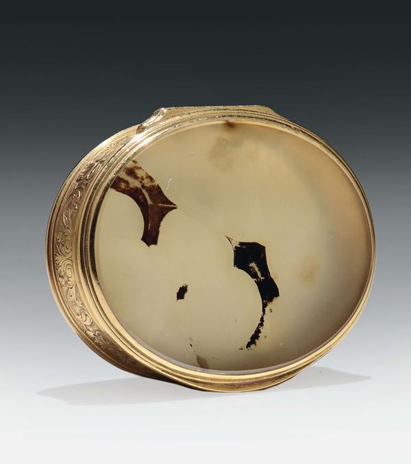 Tabacchiera ovale in agata con muratura in oro cesellato. Italia fine XVIII secolo